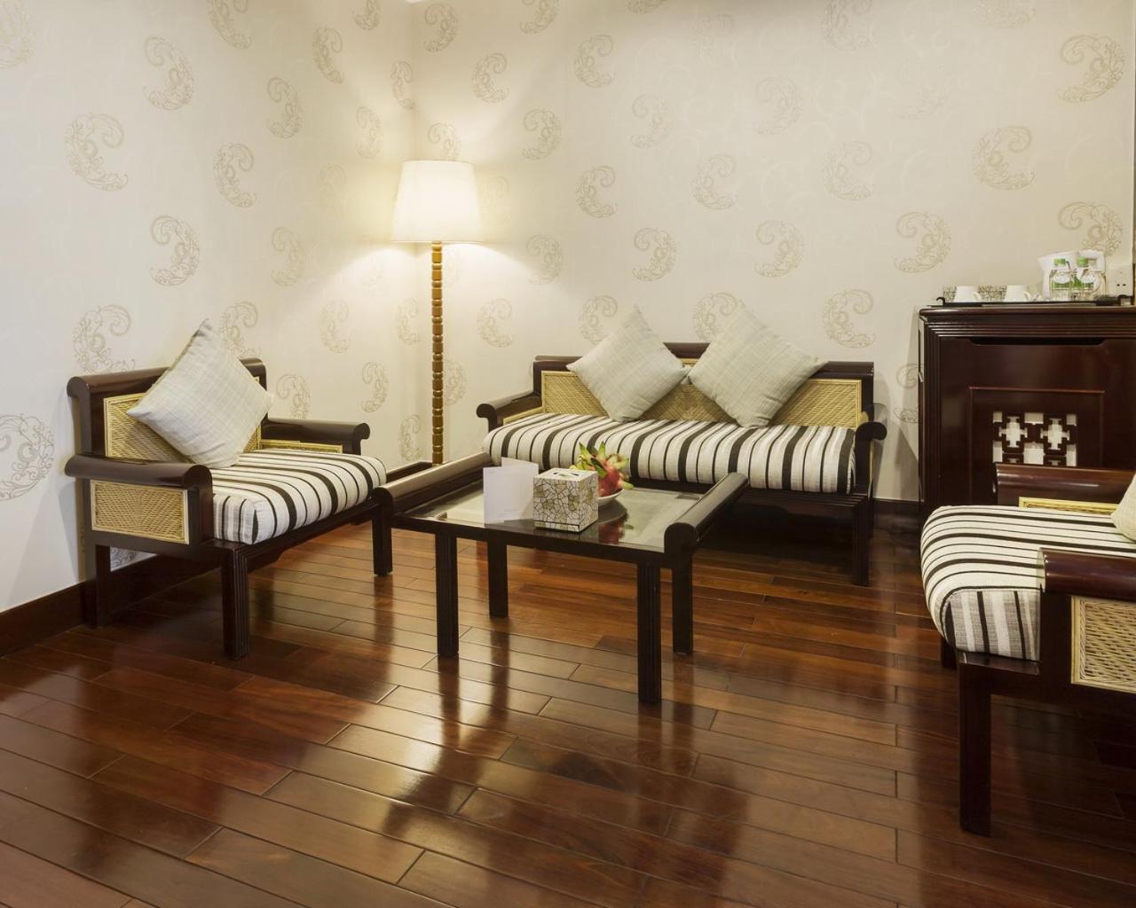 Rex Hotel Ho Chi Minh City Room photo A living room in a hotel